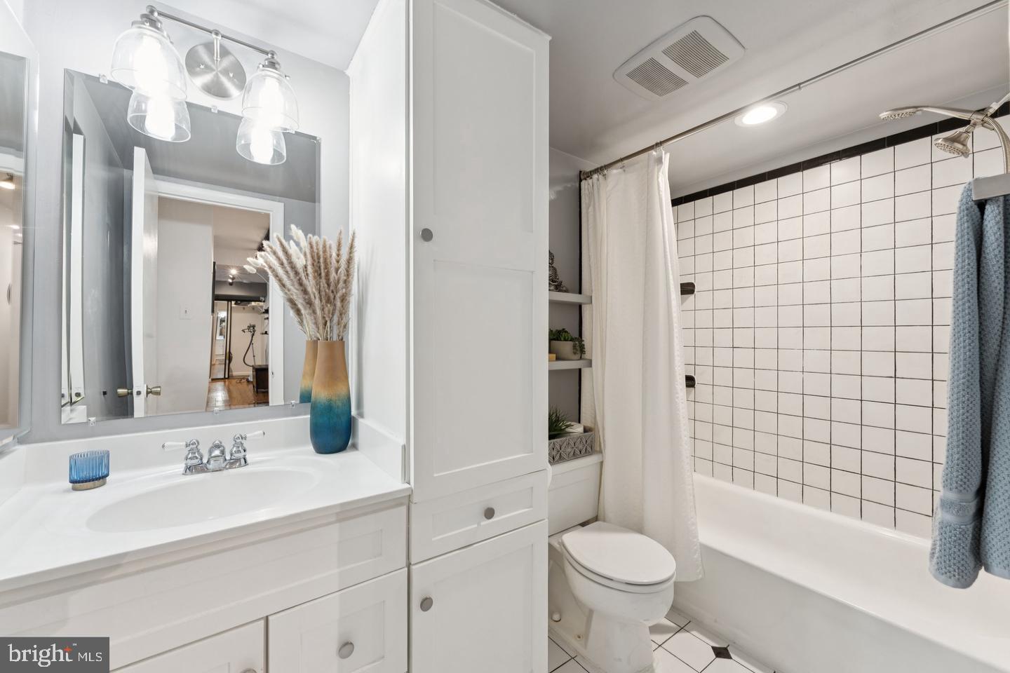 5010 7th Road South, Unit T1 Arlington, VA 22204 - Photo 18 of 22 Second Full Bathroom