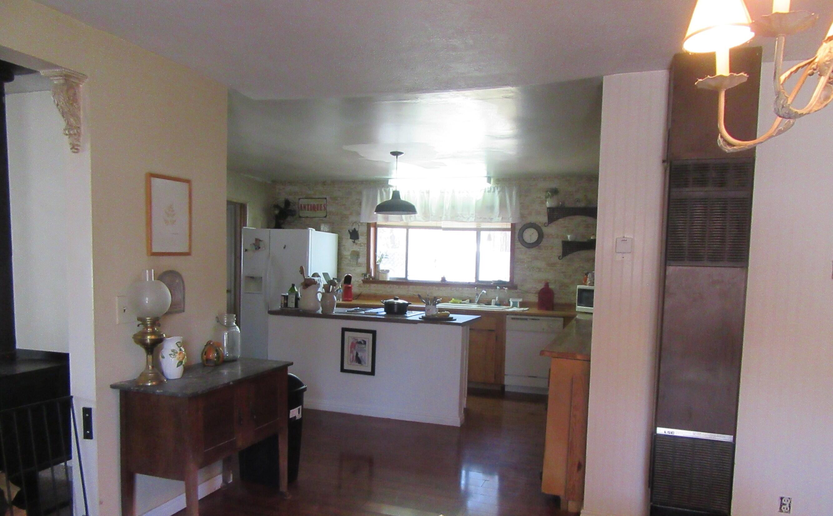 610 Applegate Avenue Chiloquin, OR 97624 - Photo 10 of 28 Dining Kitchen 1