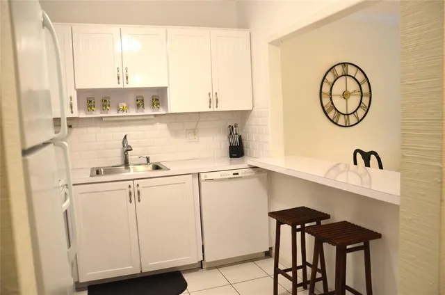 $2,200 | 255 South Cypress Road, Unit 342, Pompano Beach, FL 33060