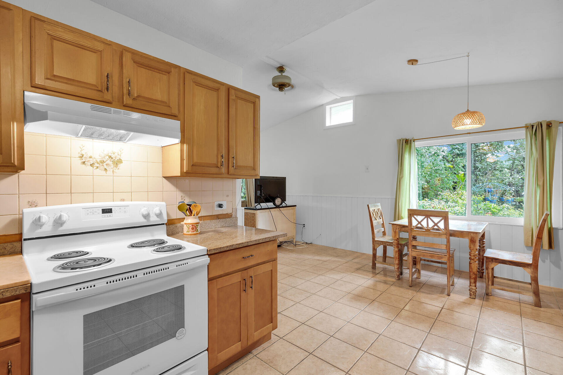 535 80th Street Marathon, FL 33050 - Photo 11 of 42 KITCHEN / DINING