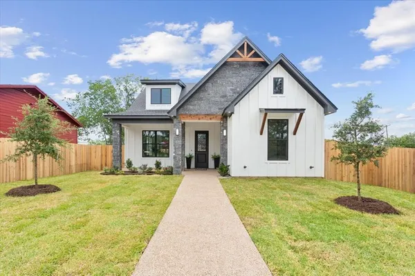 a view of a yard in front of house