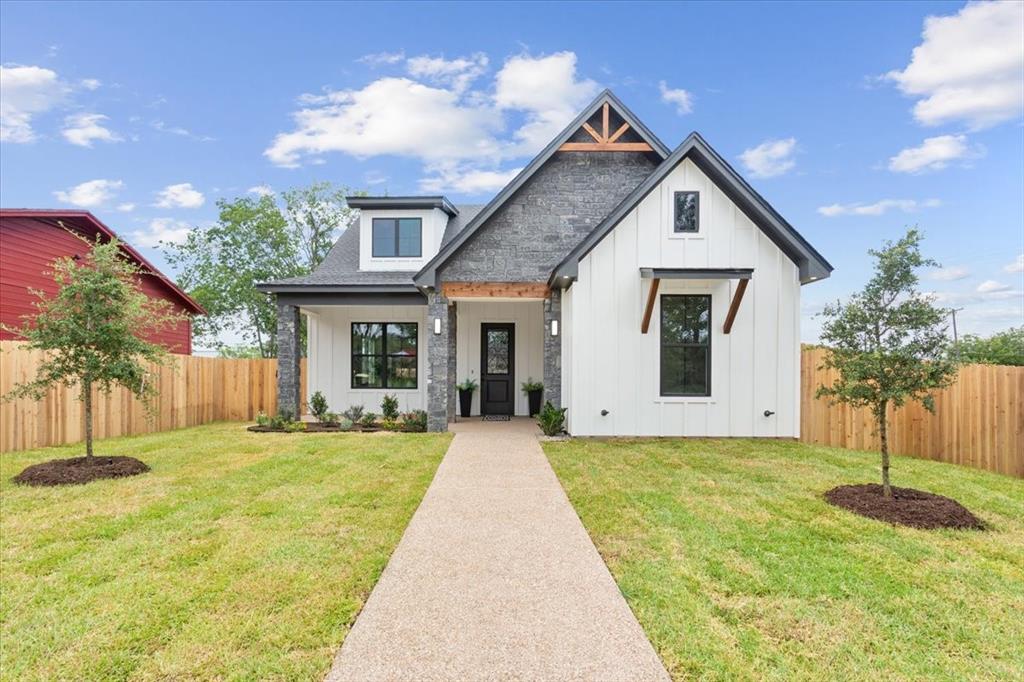 a view of a yard in front of house