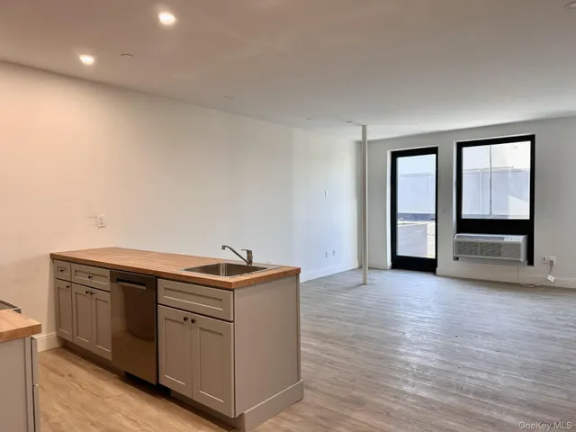 $3,195 | 362 West Merrick Road, Unit 105, Valley Stream, NY 11580