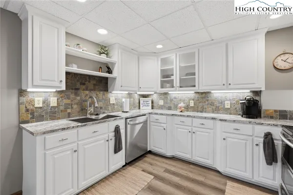 $864,900 | 233 Lakeview Place, Unit D1, Jefferson, NC 28640