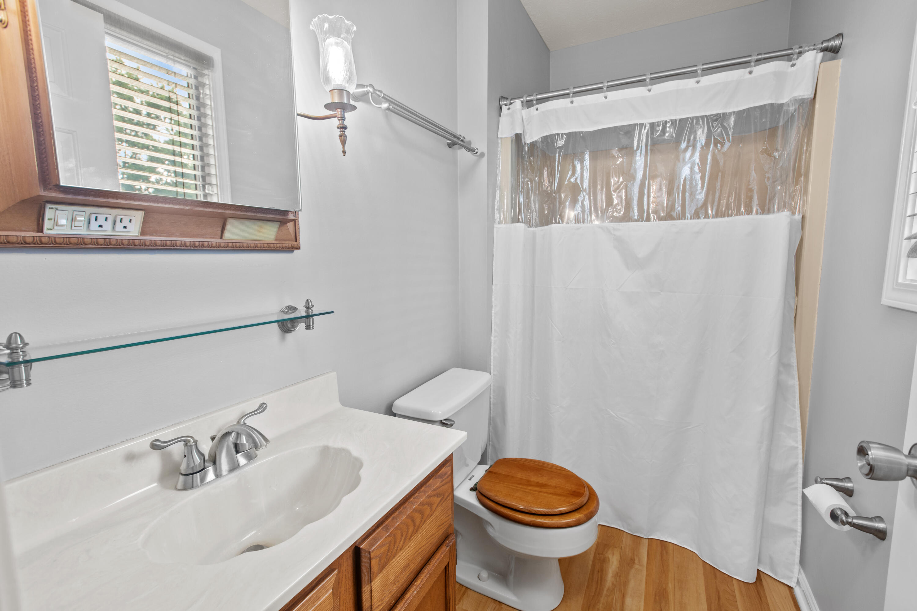 208 Falcon Road Versailles, KY 40383 - Photo 16 of 28 Upstairs Primary Bathroom