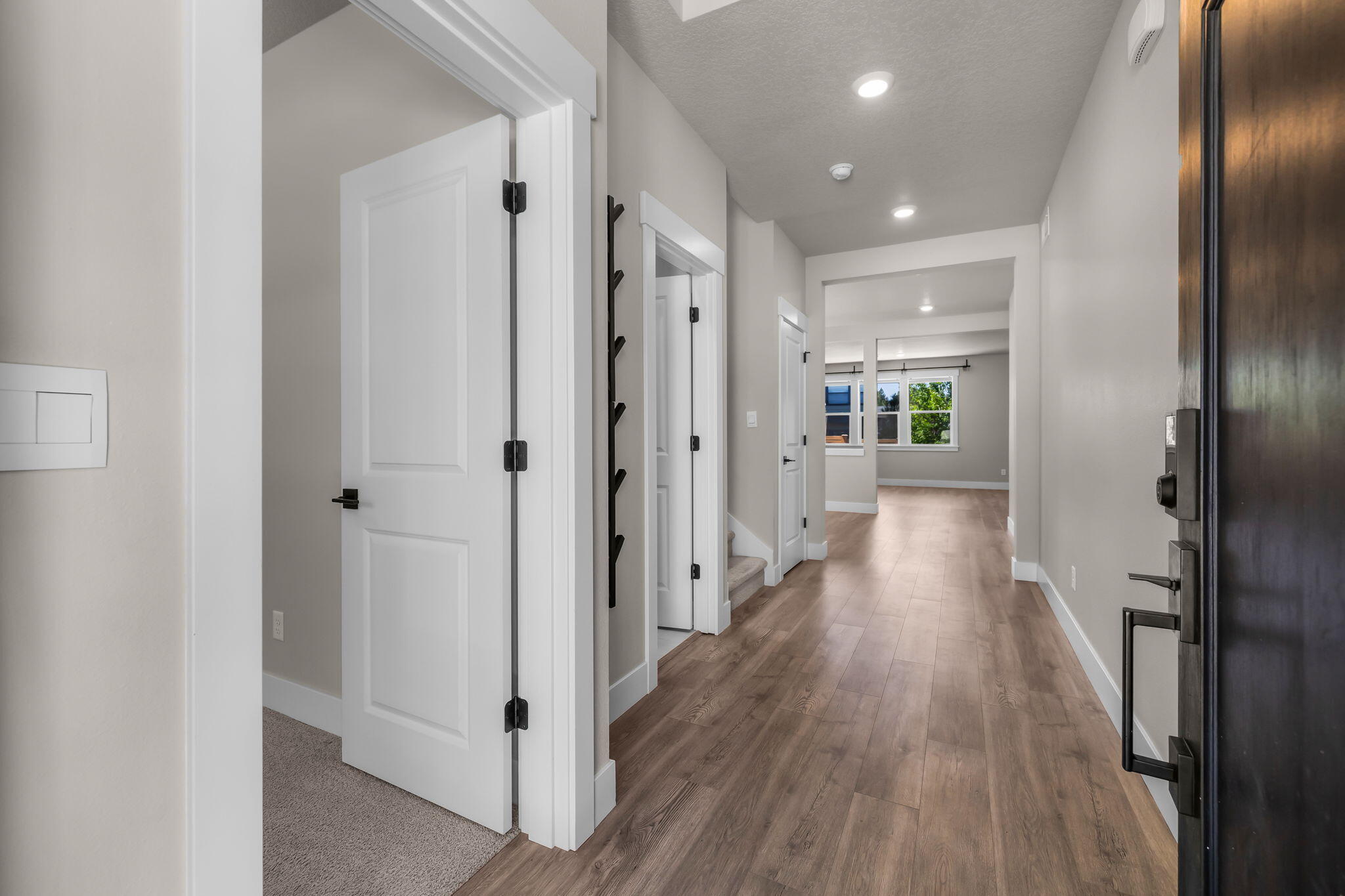 61197 Southwest Beverly Way Bend Bend, OR 97702 - Photo 2 of 32 Hallway
