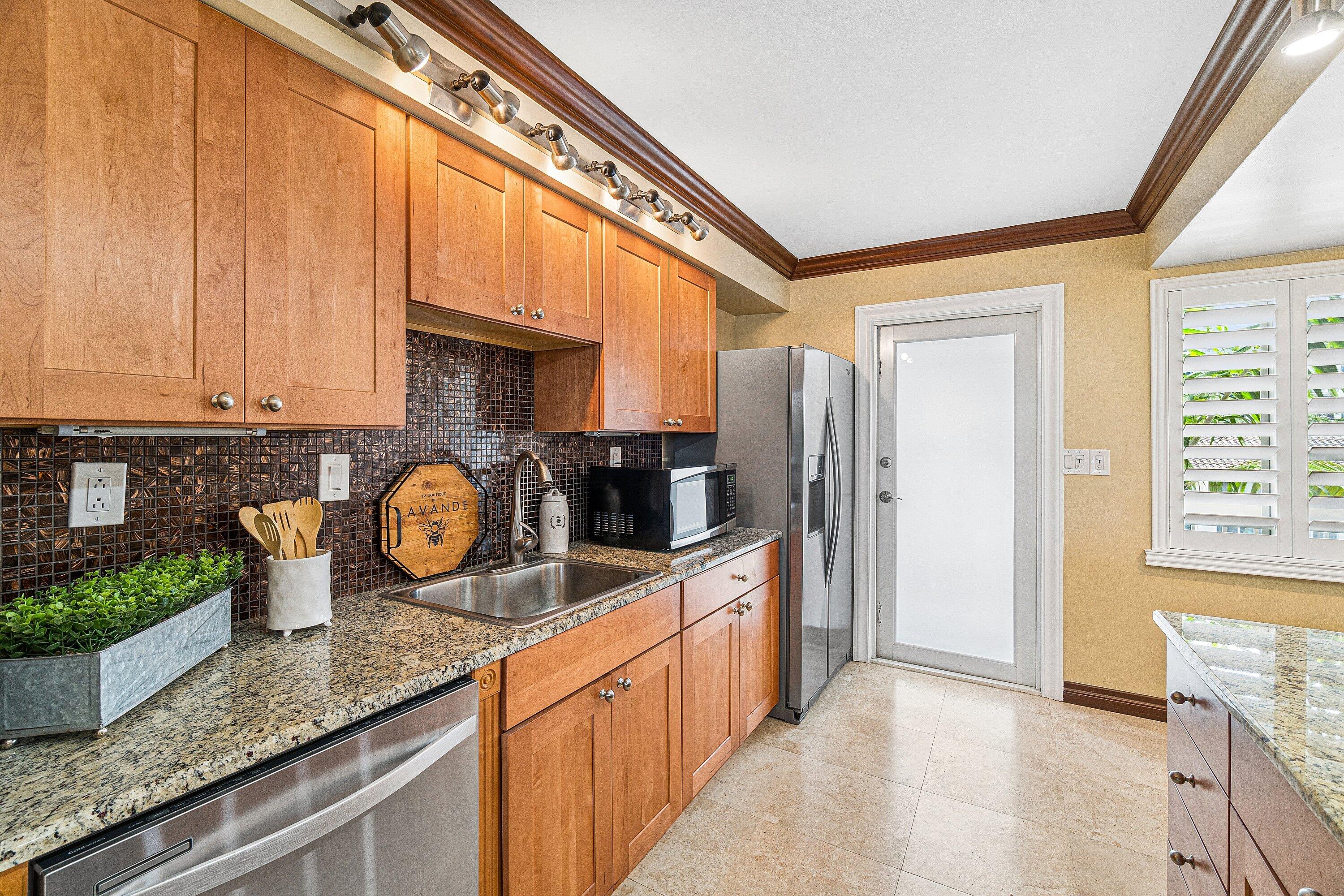 300 East Royal Palm Road, Unit 350 Boca Raton, FL 33432 - Photo 9 of 29 Kitchen