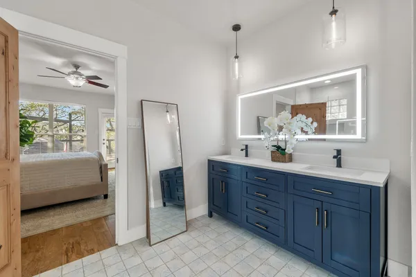 a en suite bathroom with double vanity and a mirror