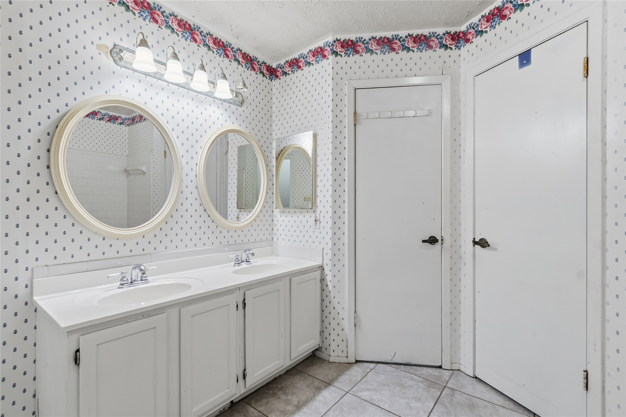 10922 Fallbrook Drive Houston, TX 77064 - Photo 13 of 28 Here are the dual sinks and the two doors to a large closet. Remember to share nicely.