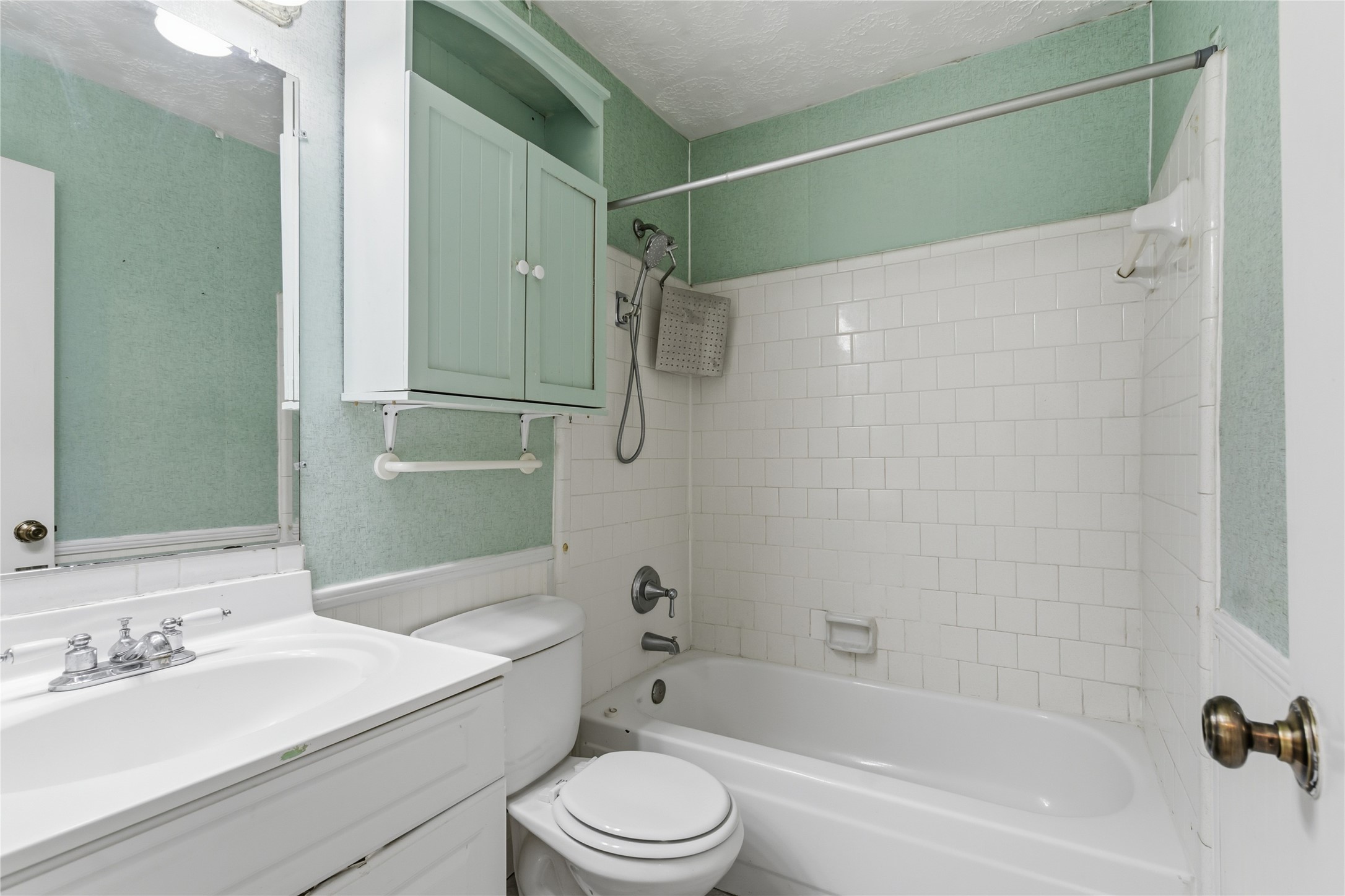 10922 Fallbrook Drive Houston, TX 77064 - Photo 19 of 28 Here is the second bathroom with a tub/shower combination.