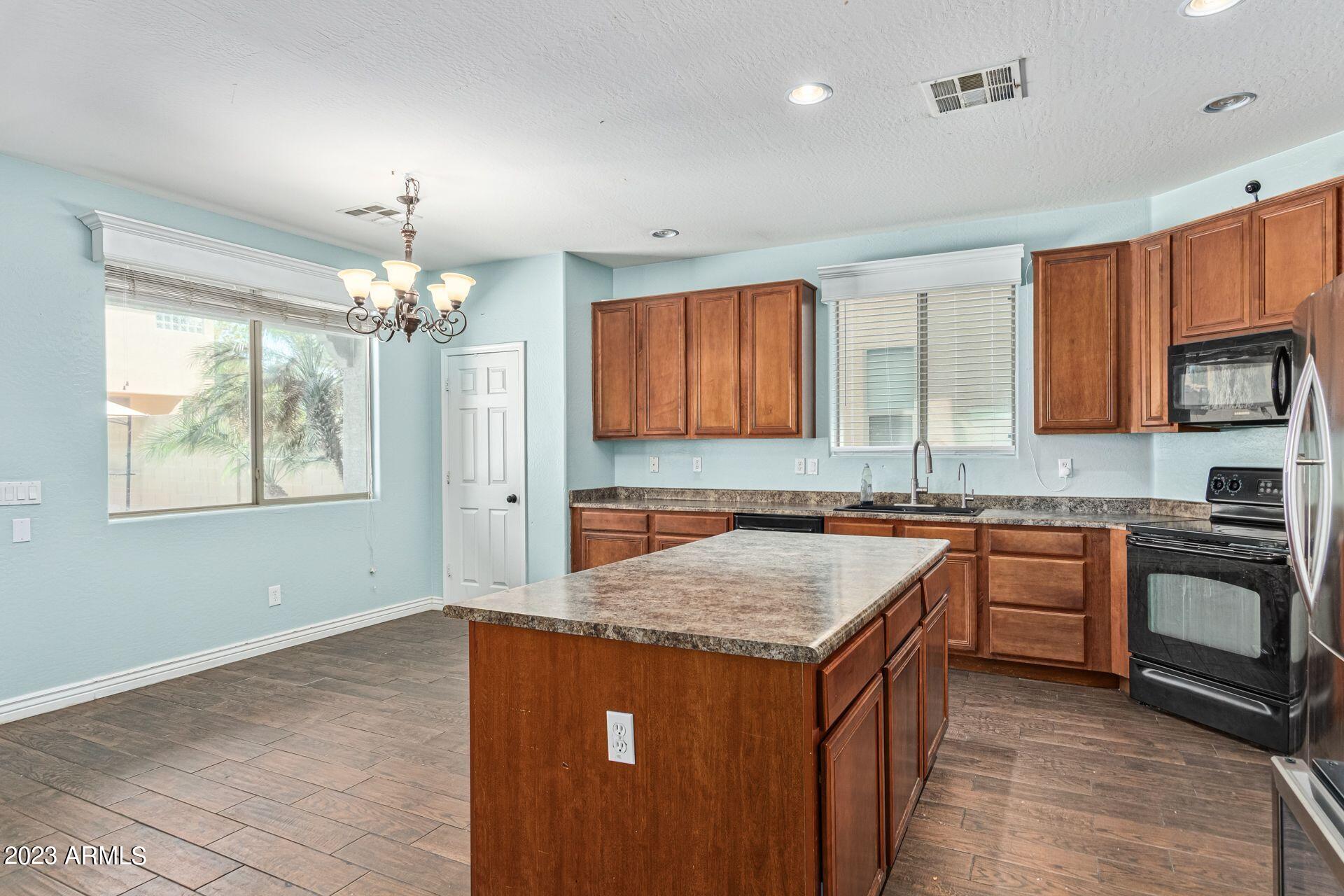 9372 West Cordes Road Tolleson, AZ 85353 - Photo 2 of 12 RM63uIqE