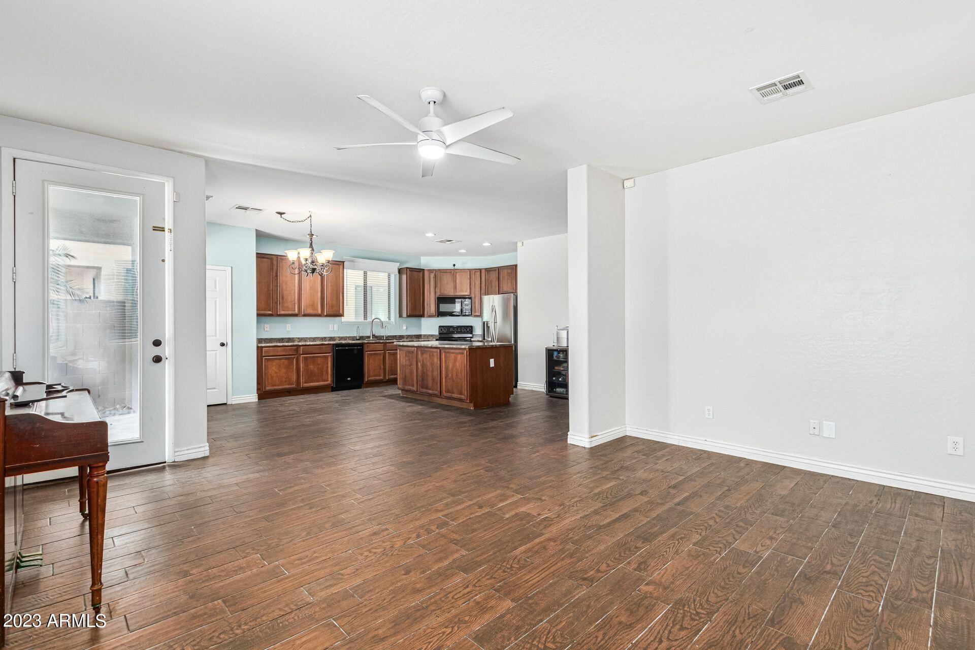 9372 West Cordes Road Tolleson, AZ 85353 - Photo 3 of 12 o1yUr0u4