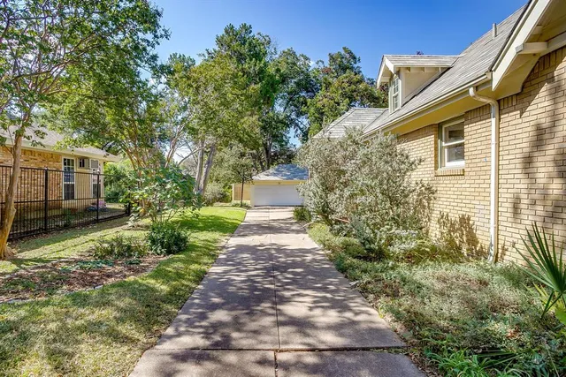 a view of a back yard of the house