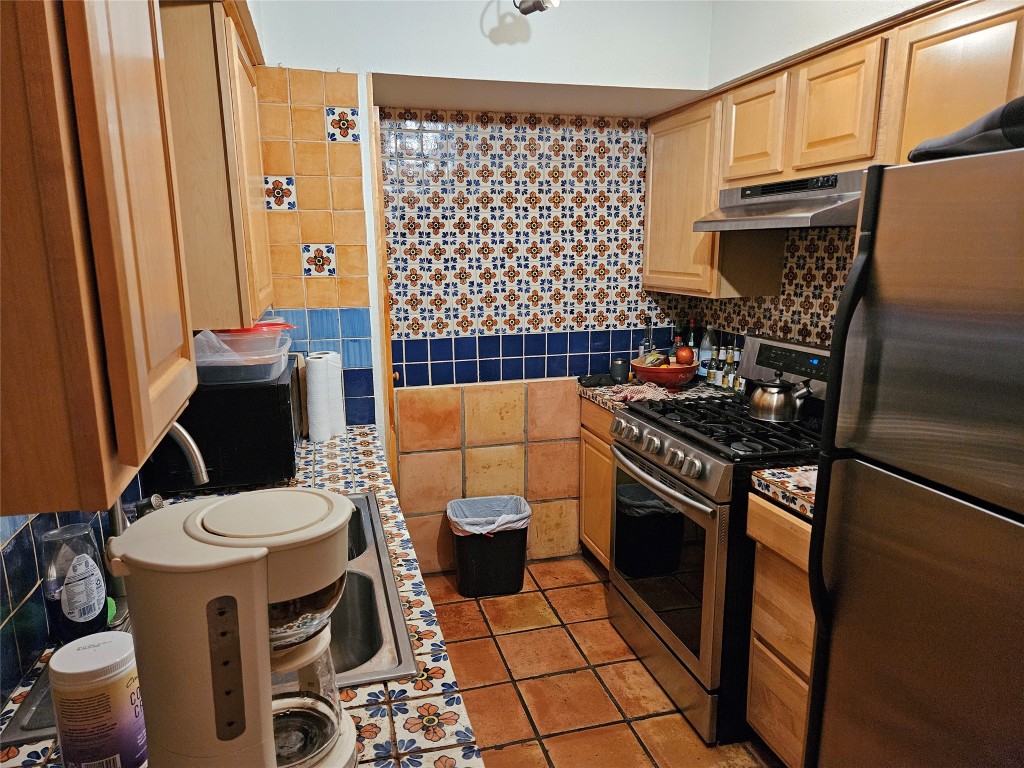 505 West 7th Street, Unit 108 Austin, TX 78701 - Photo 11 of 18 a bathroom with a sink toilet and shower