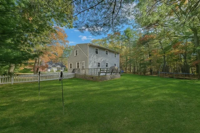 a view of a back yard