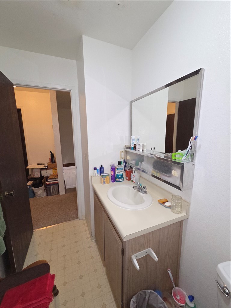 565 North Street Corning, CA 96021 - Photo 16 of 30 Upstairs bathroom.