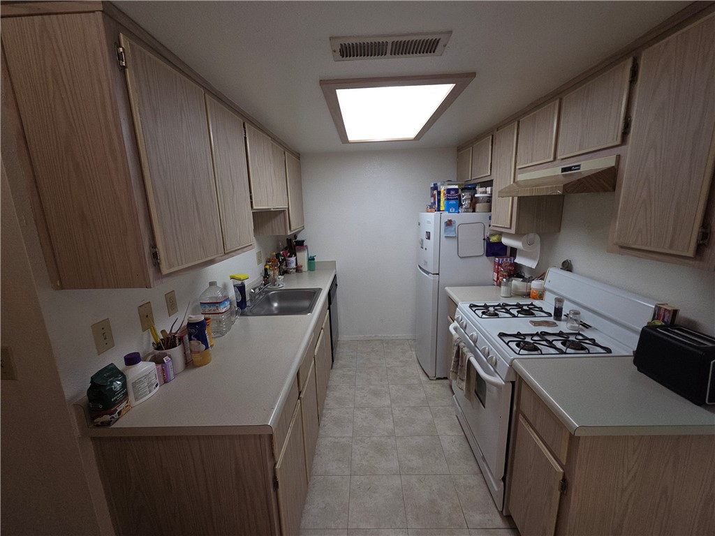 565 North Street Corning, CA 96021 - Photo 5 of 30 Kitchen.