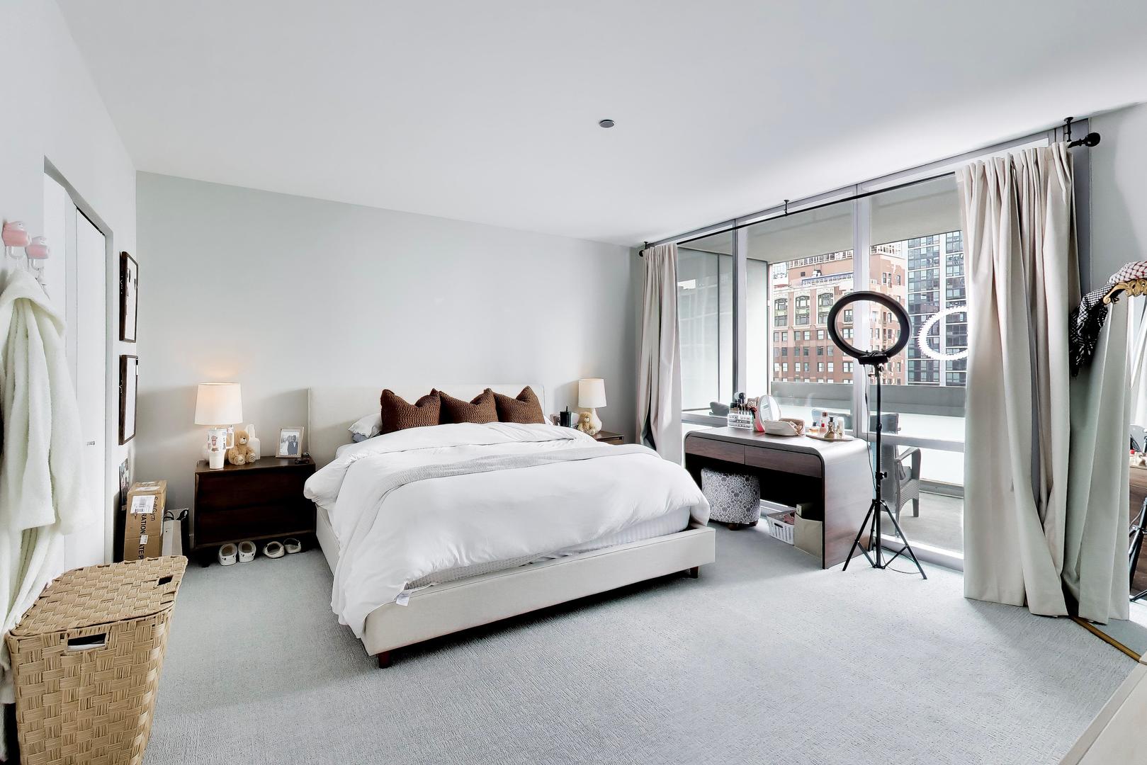 8 East Randolph Street, Unit 1602 Chicago, IL 60601 - Photo 17 of 35