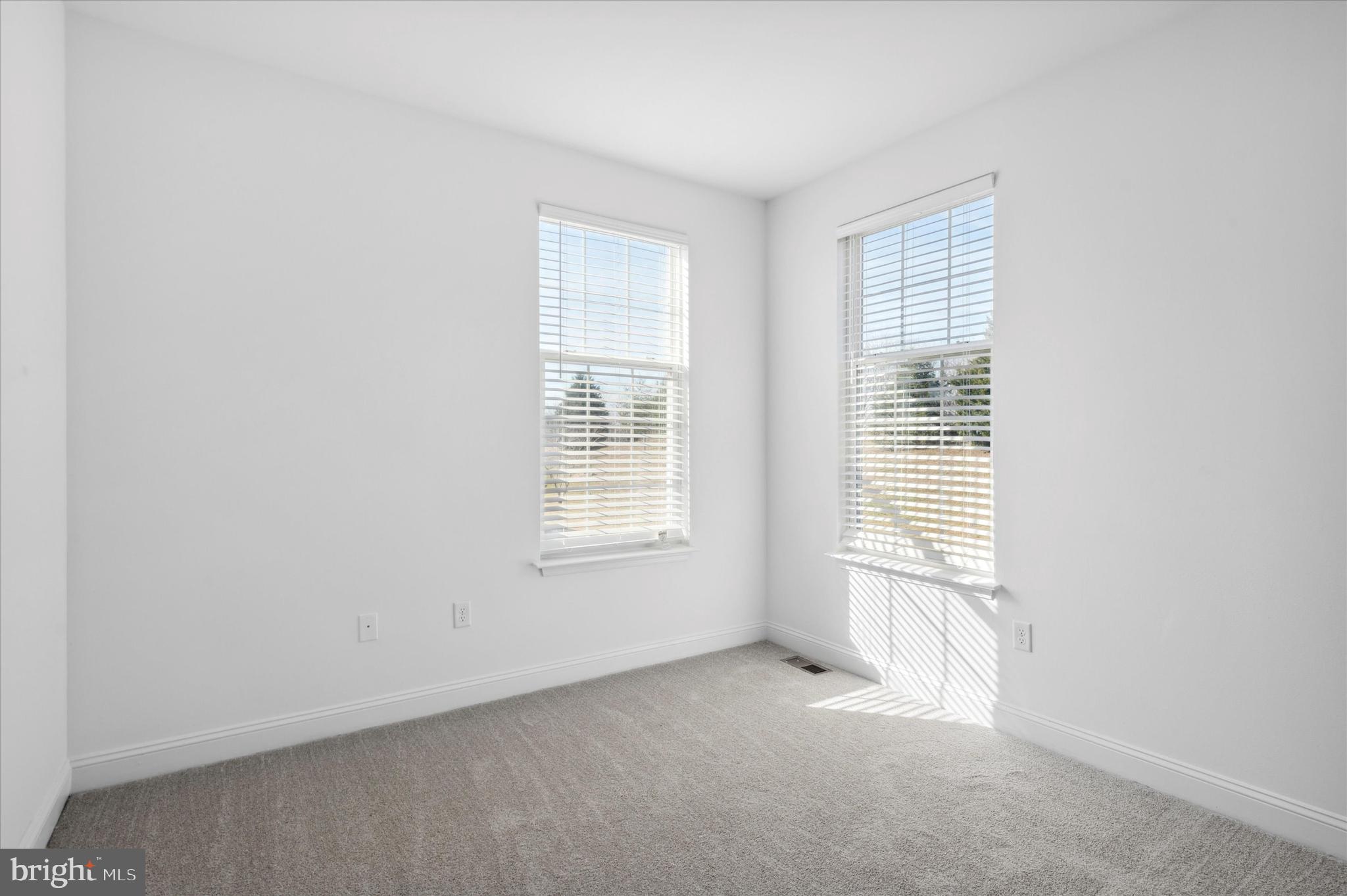 304 Friedman Drive New Castle, DE 19720 - Photo 8 of 40 Main Floor Office