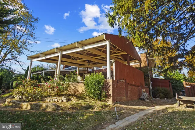 a picture of a building