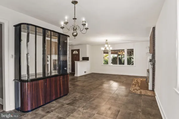 a view of a big room with chandelier windows and entryway