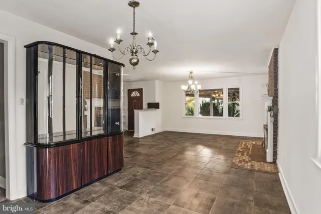 a view of a big room with chandelier windows and entryway