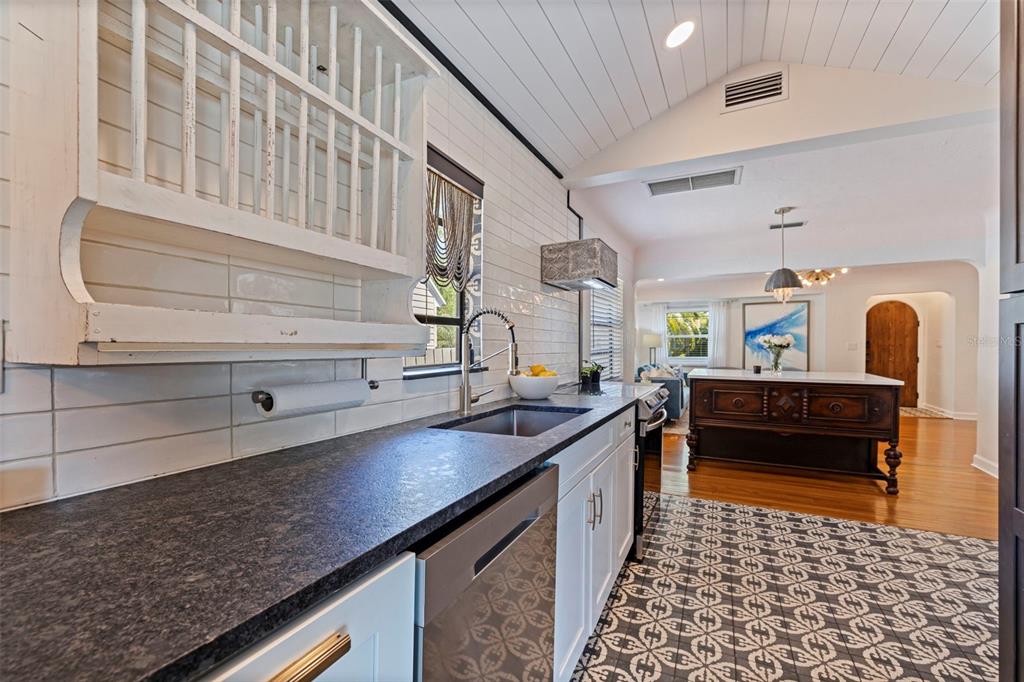 1610 14th Street North St. Petersburg, FL 33704 - Photo 13 of 38