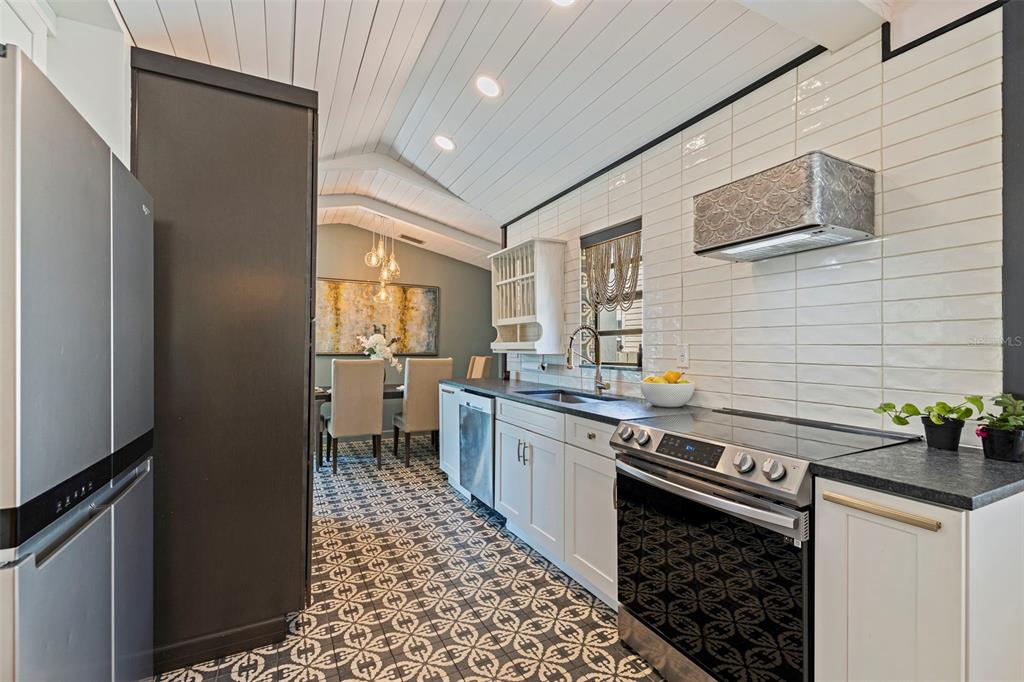 1610 14th Street North St. Petersburg, FL 33704 - Photo 14 of 38