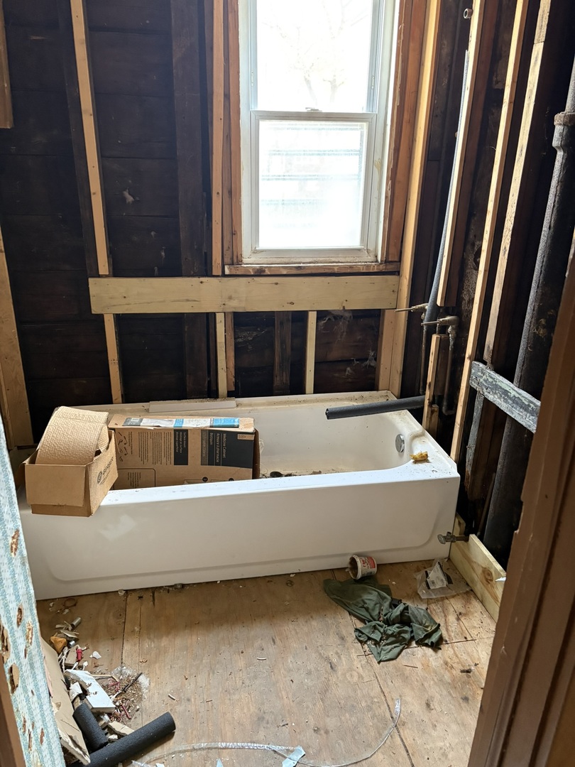 2014 West 52nd Street Chicago, IL 60609 - Photo 31 of 35 a bathroom with a bathtub and a window