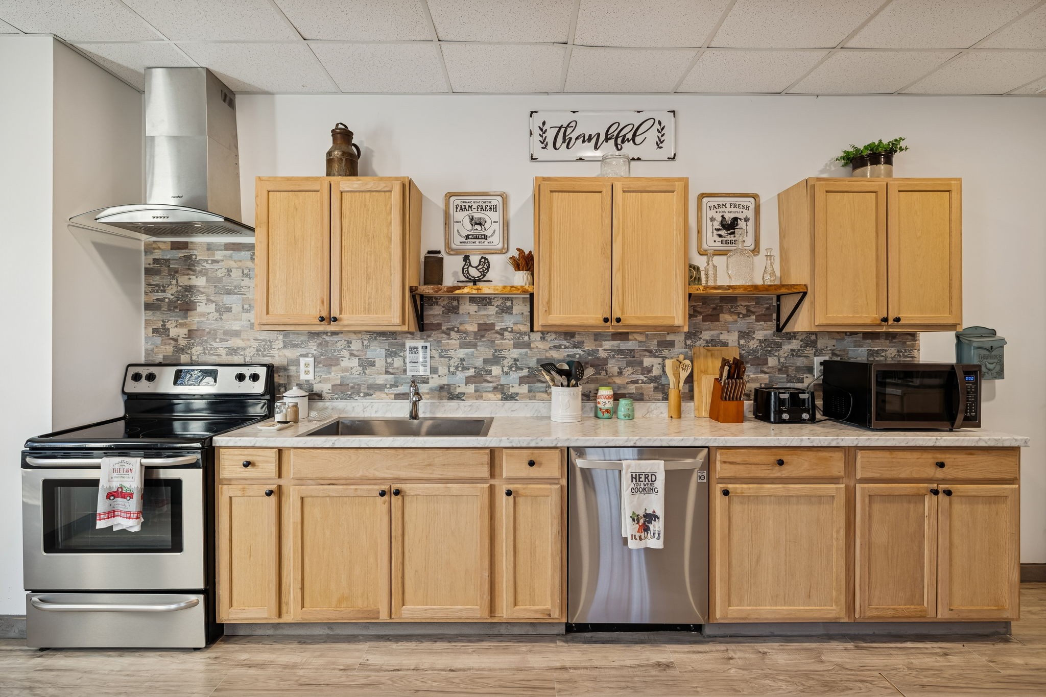 814 Denning Ford Road Portland, TN 37148 - Photo 73 of 99 a kitchen with stainless steel appliances a stove a sink and a microwave