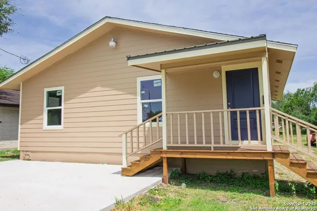 $204,000 | 806 West Powell Street, Beeville, TX 78102