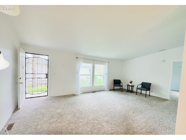 2438 Maia Loop Springfield, OR 97477 - Photo 6 of 26 Living Room/Entrance