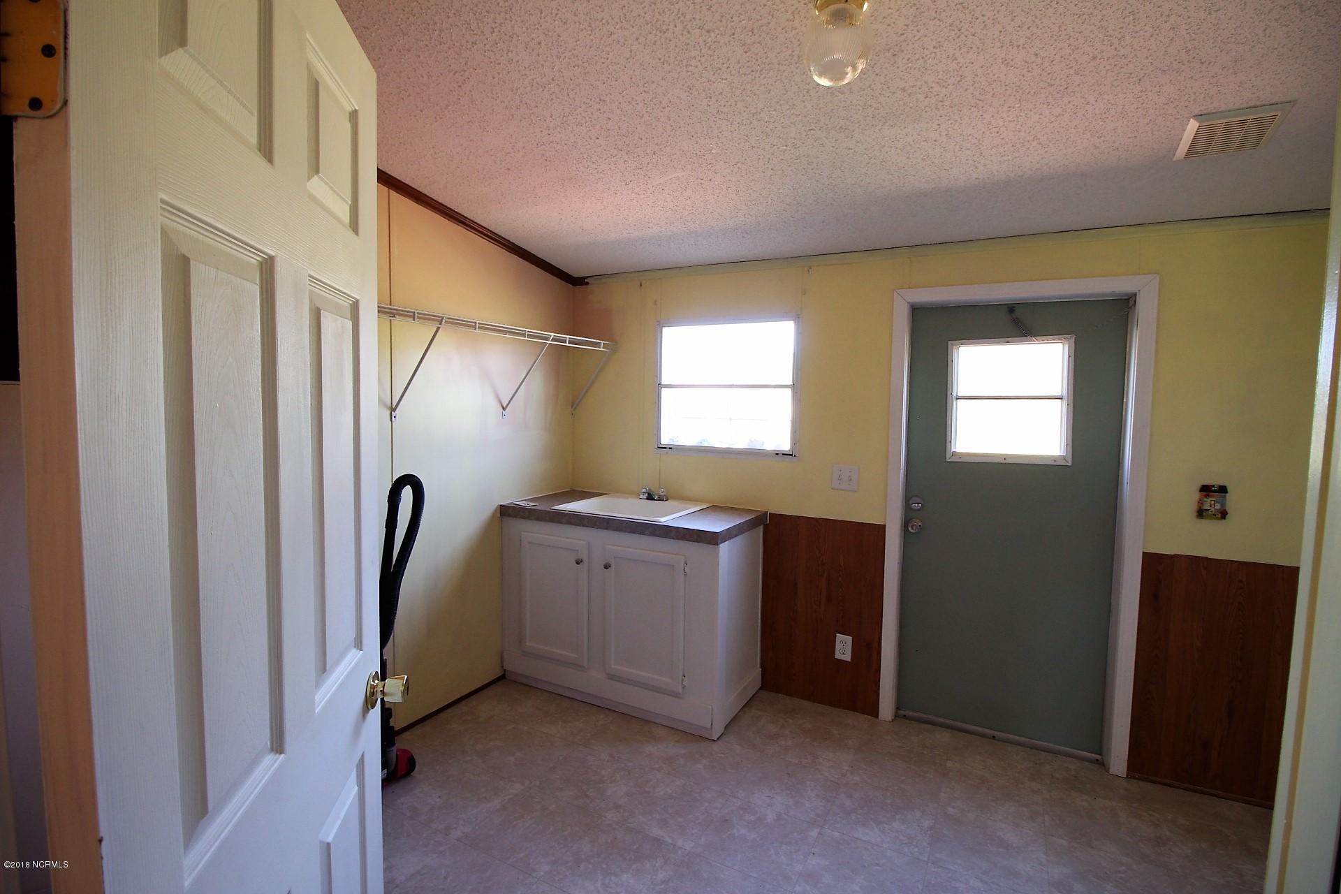 250 Taylor Road Havelock, NC 28532 - Photo 27 of 51 Laundry room