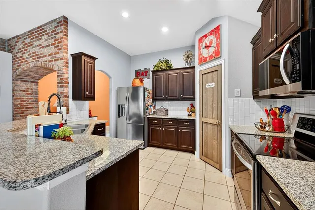 $439,900 | 289 Hilltop Drive, Justin, TX 76247