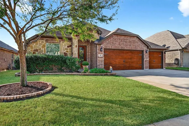 $439,900 | 289 Hilltop Drive, Justin, TX 76247