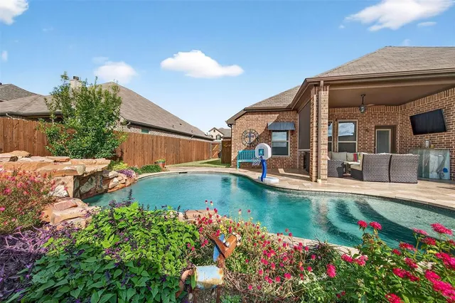 $439,900 | 289 Hilltop Drive, Justin, TX 76247