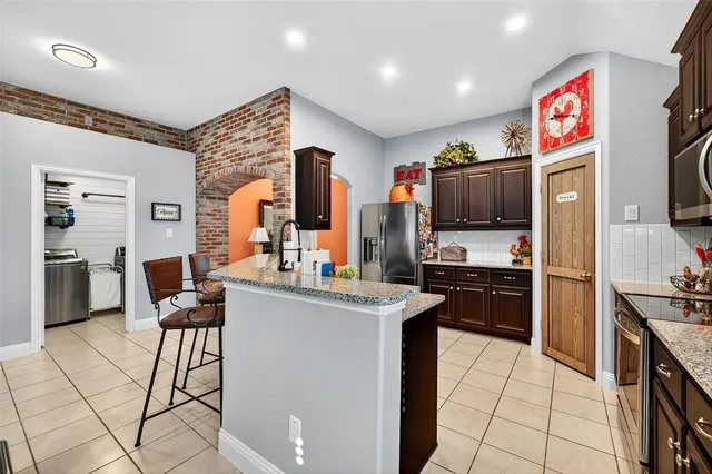 $439,900 | 289 Hilltop Drive, Justin, TX 76247