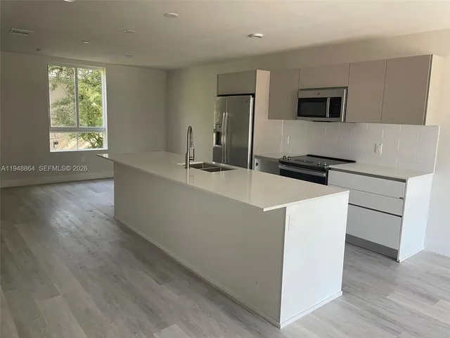 $3,000 | 2555 Northeast 193rd Street, Unit 2220, Miami, FL 33180