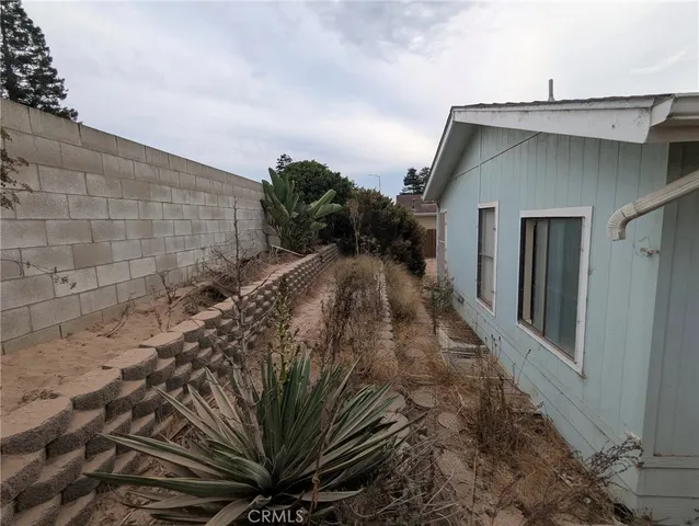 a house view with a outdoor space