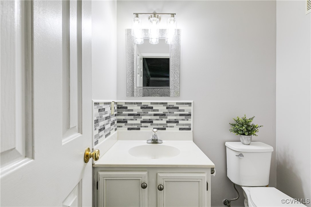 5809 Rosebay Forest Road Midlothian, VA 23112 - Photo 21 of 48 a bathroom with a sink toilet and mirror