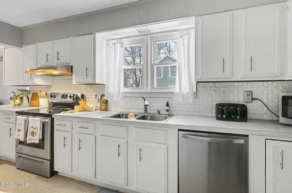 $328,200 | 7 Groveland Avenue, Rotterdam, NY 12306
