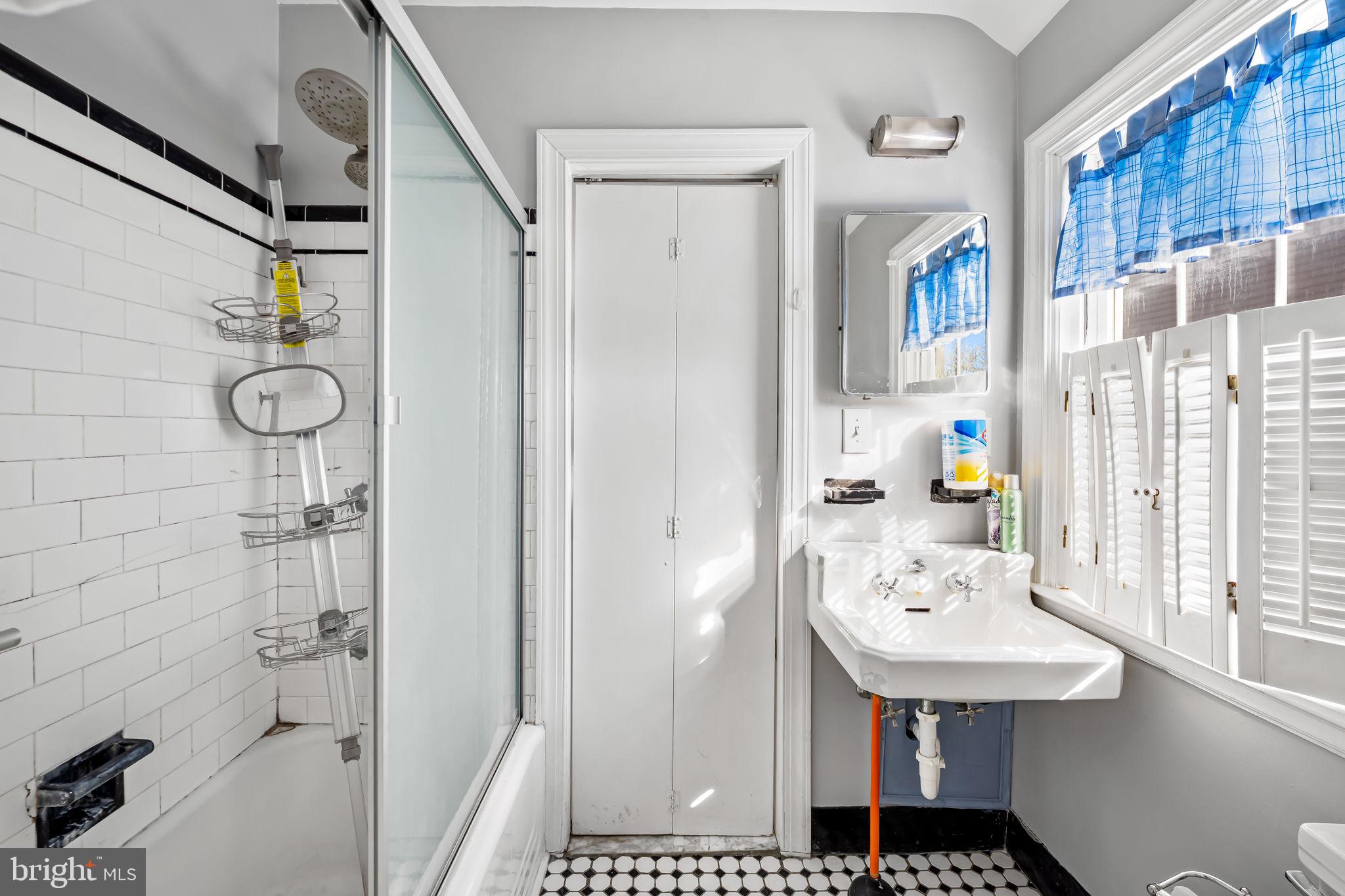 3022 Dunglow Road Baltimore, MD 21222 - Photo 30 of 45 Jack & Jill Bath - Upper Level