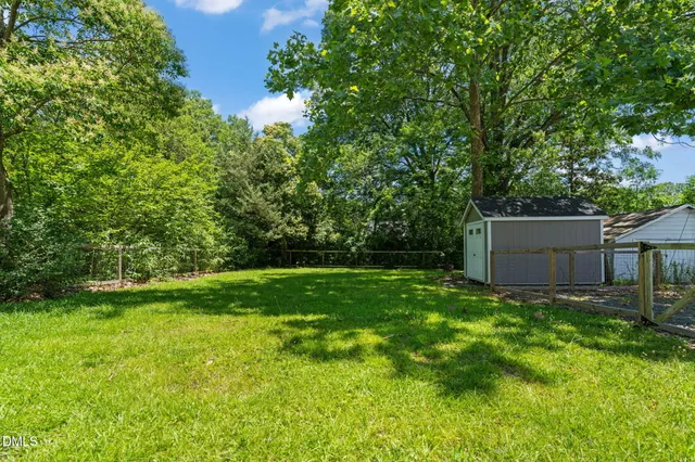 a view of a backyard