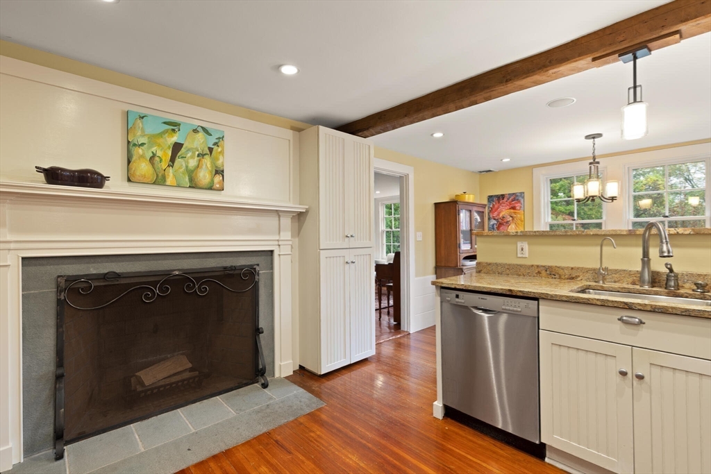 407 Highland Street Milton, MA 02186 - Photo 6 of 40