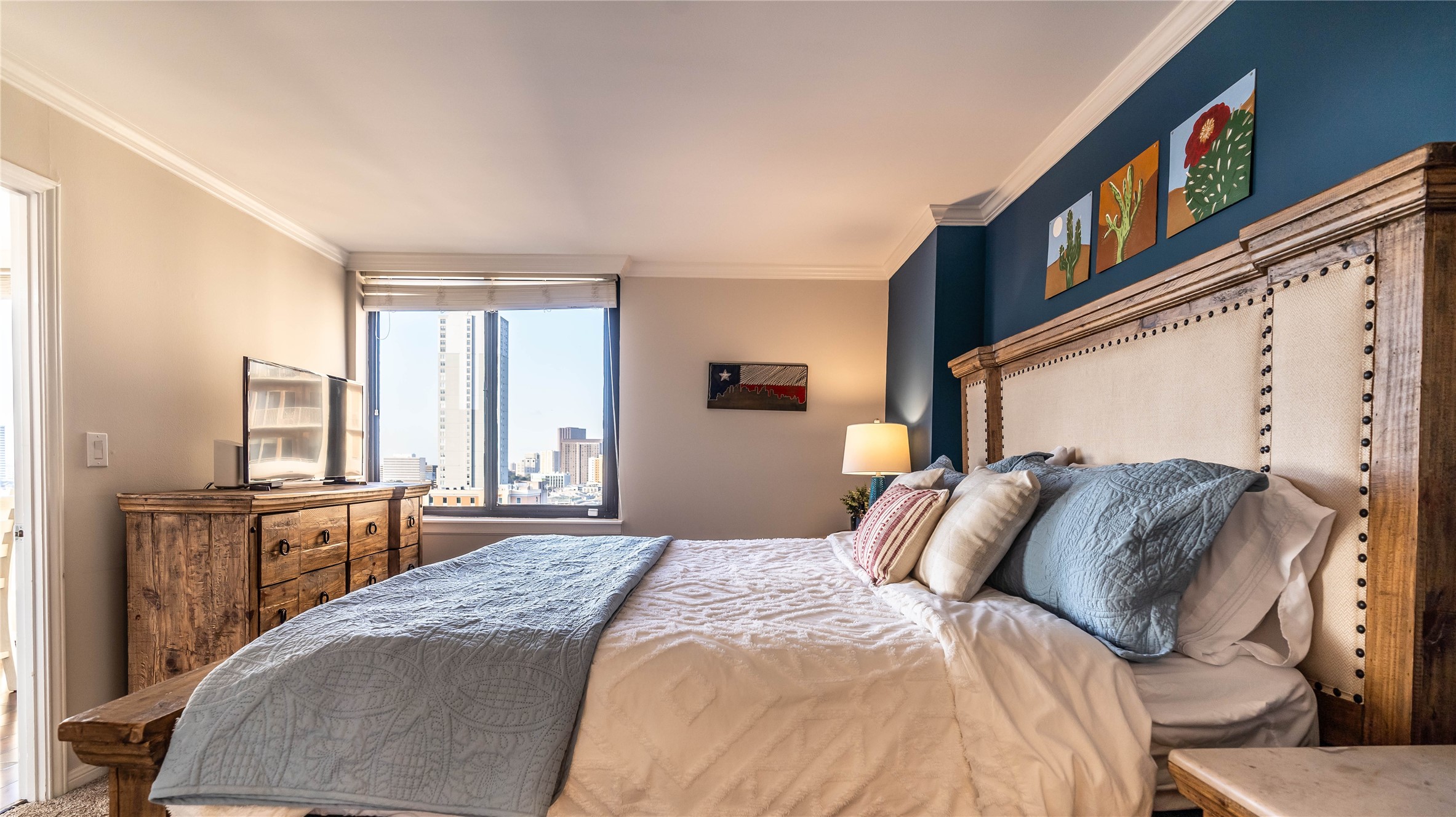 3525 Sage Road, Unit 1315 Houston, TX 77056 - Photo 11 of 23 a bedroom with double bed and a window