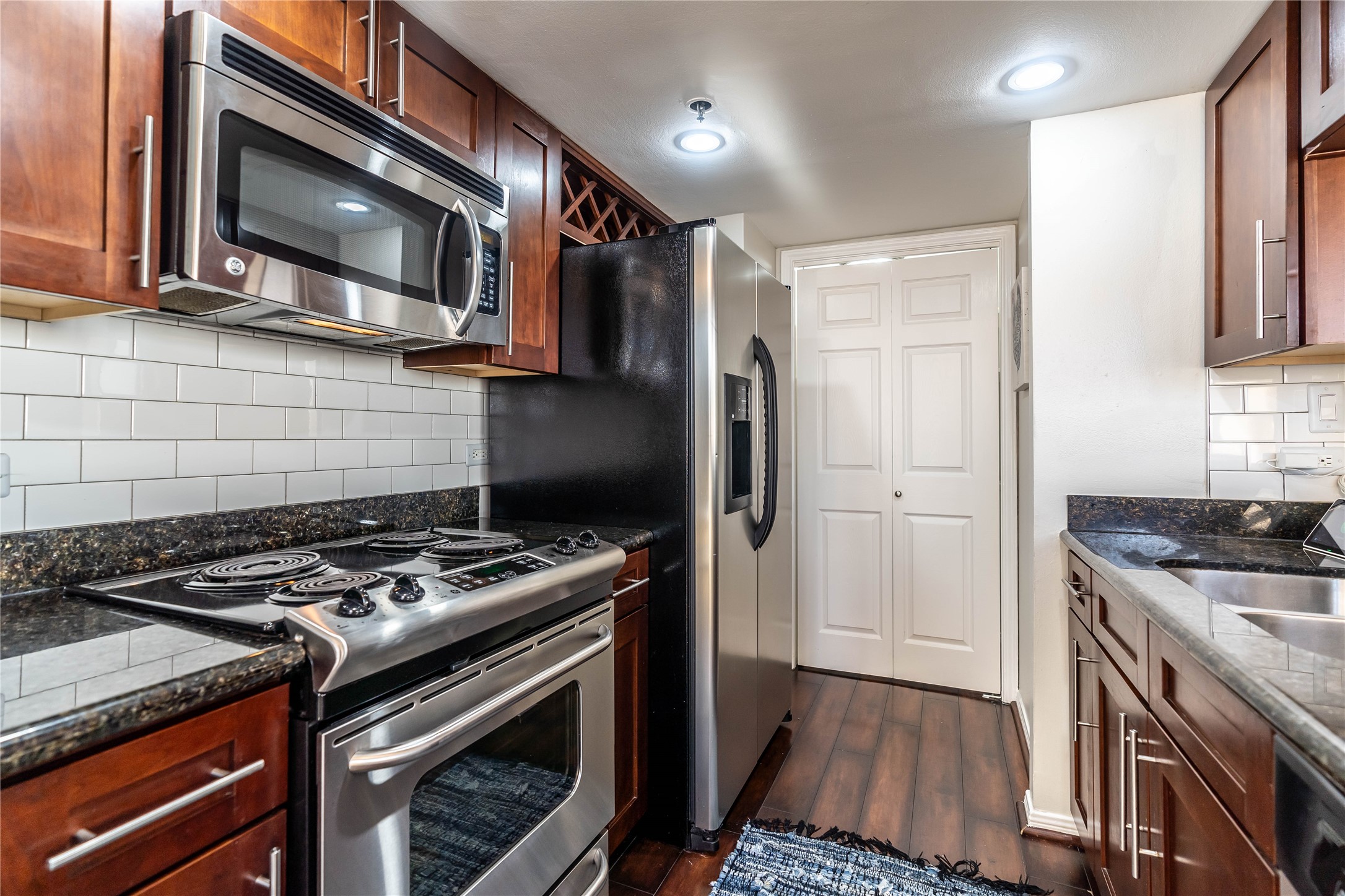 3525 Sage Road, Unit 1315 Houston, TX 77056 - Photo 9 of 23 a kitchen with a stove and a microwave
