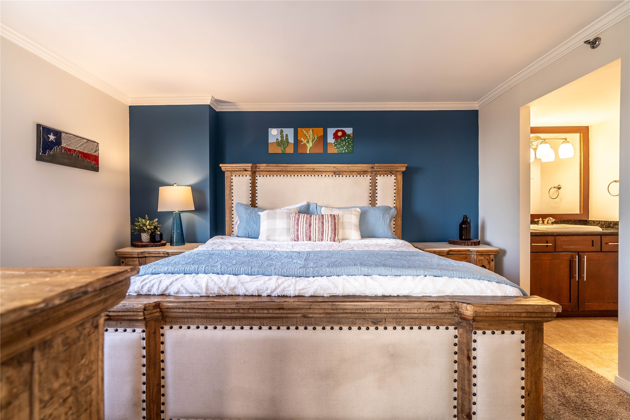 3525 Sage Road, Unit 1315 Houston, TX 77056 - Photo 10 of 23 a bedroom with a bed and a lamp on dresser