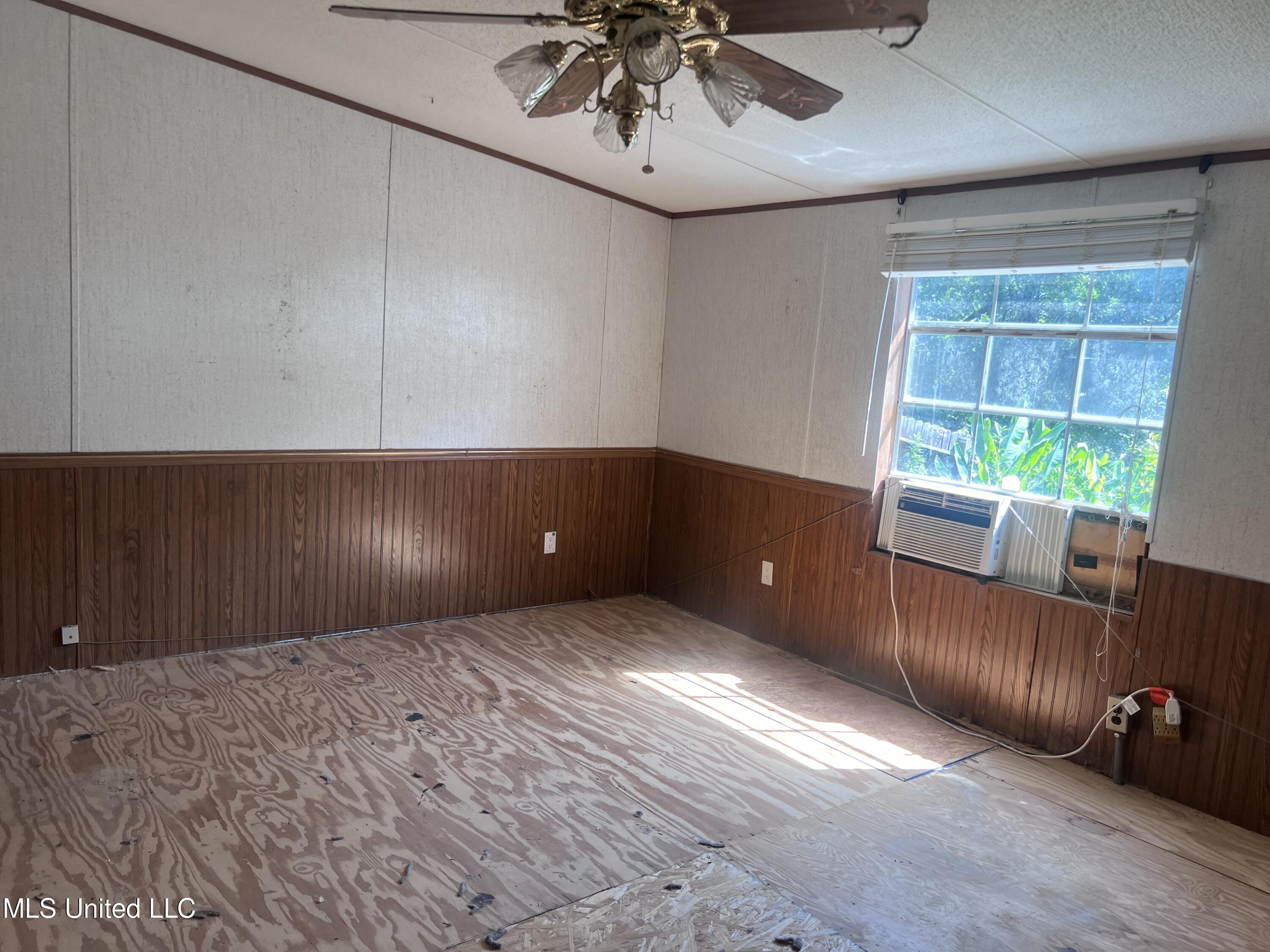 3204 Oak Ridge Road Vicksburg, MS 39183 - Photo 9 of 20 Living Room