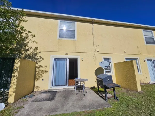 $2,200 | 608 Cresting Oak Circle, Unit 28, Orlando, FL 32824