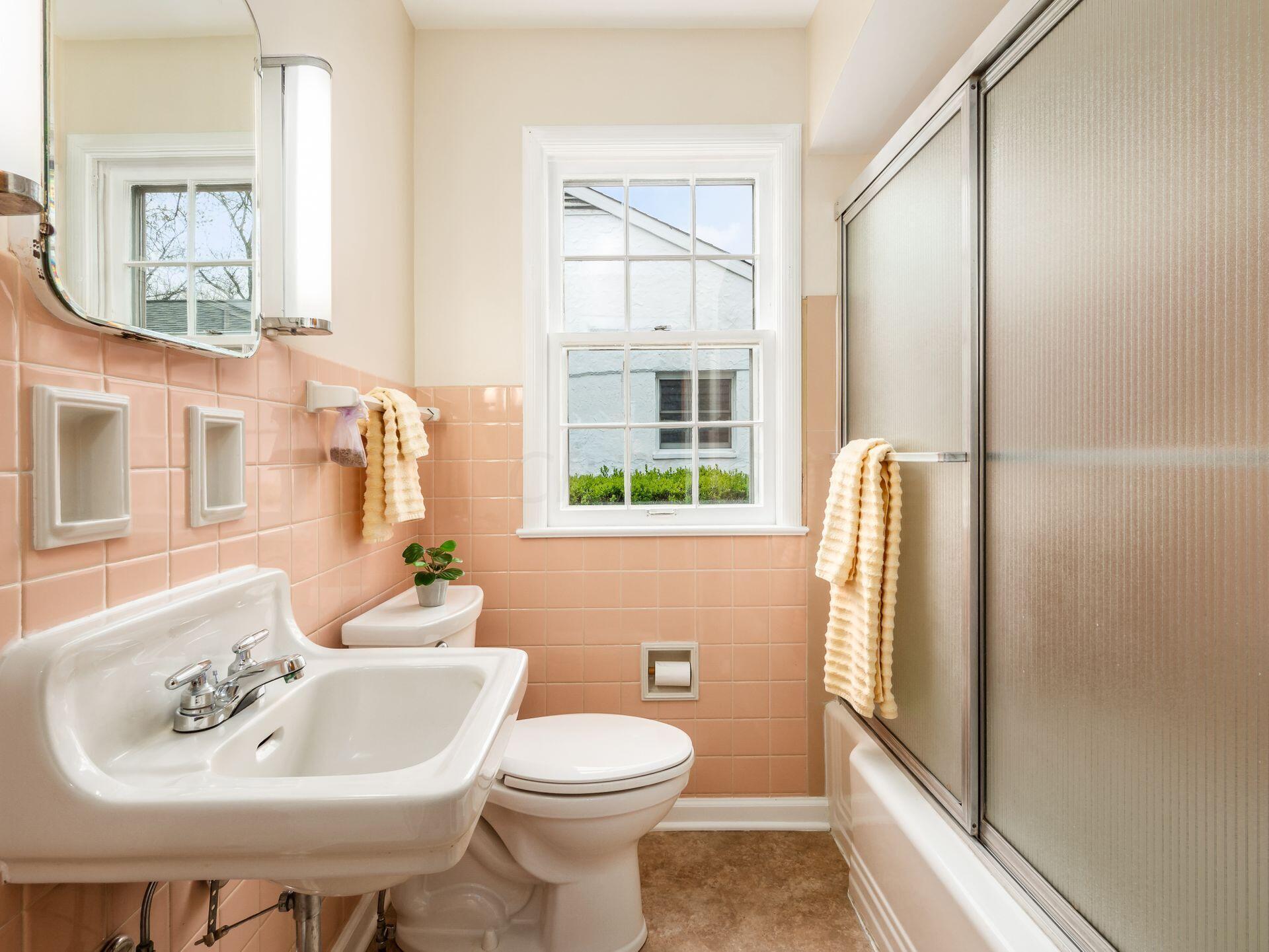 376 Chase Road Columbus, OH 43214 - Photo 23 of 82 Full Bath